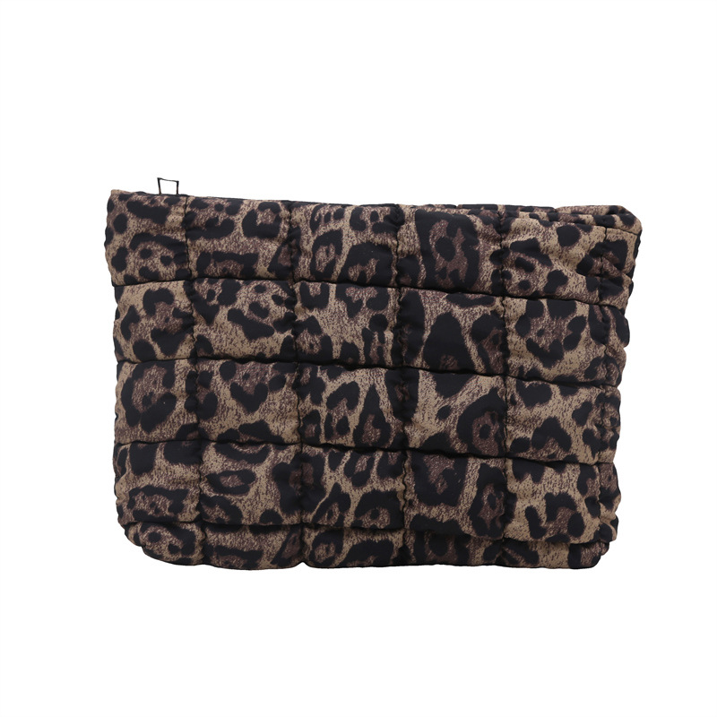 Bolsa de maquillaje de nicho, bolsa de maquillaje de imprenta de leopardo, bolsa de mano de moda europea y americana, gran capacidad, alta calidad de tela, bolsa de almacenamiento de bordado de cuadrillas