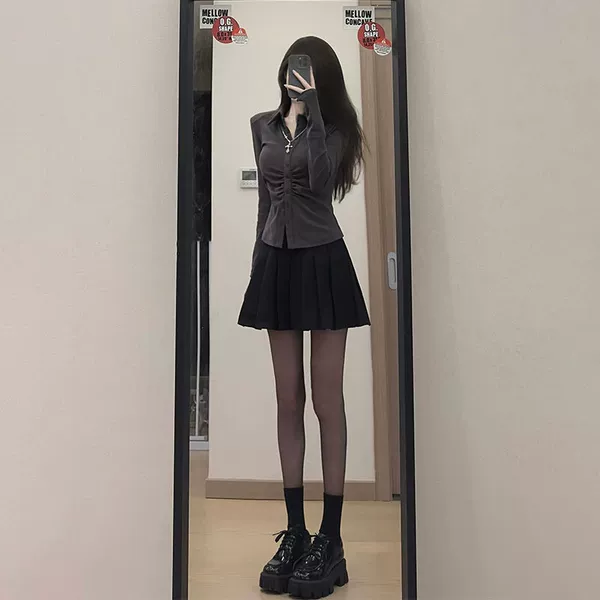 Black pleated skirt [Single-wild]