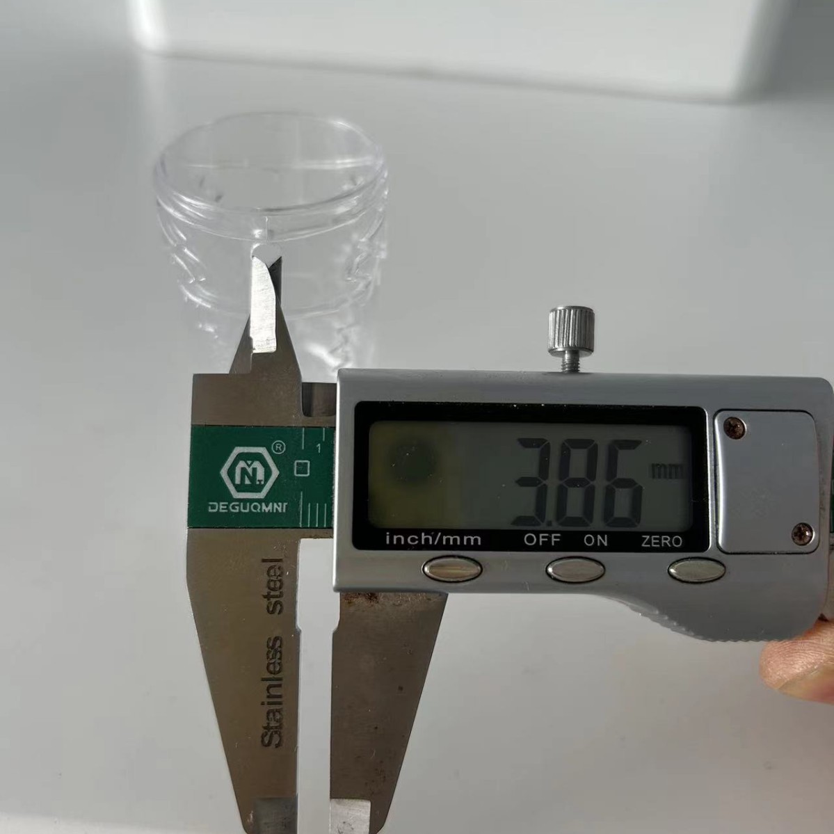 Прозрачное отверстие для чашки (4-5 мм)