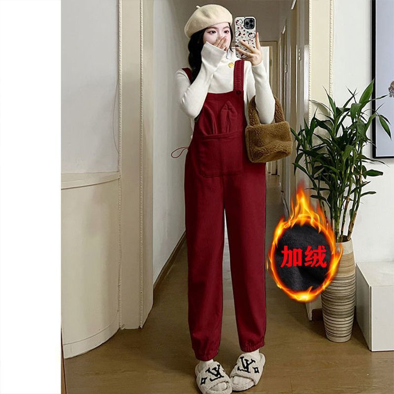 Quần yếm đỏ + áo len trắng (bộ nhung) / M