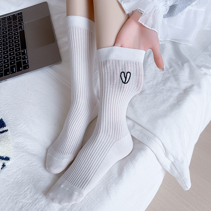 Calcetines de amor bordados para mujeres de verano delgados calcetines de mediana universal dulce calcetines de estilo universitario al por mayor