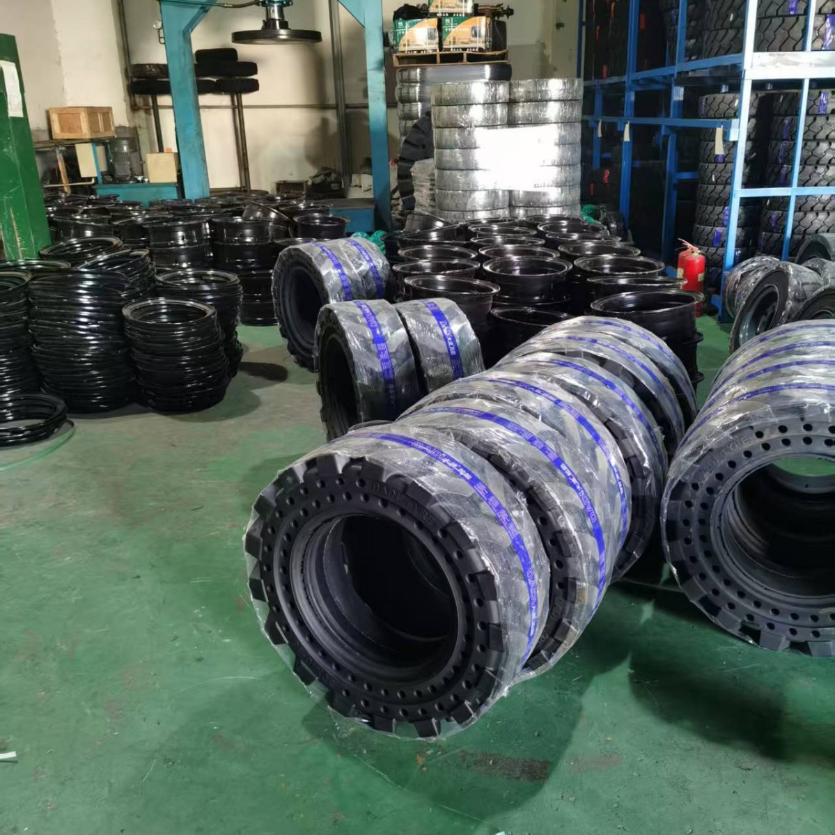 供应山猫滑移装载机10-16.512-16.5轮胎实心轮胎加深花纹充气轮胎