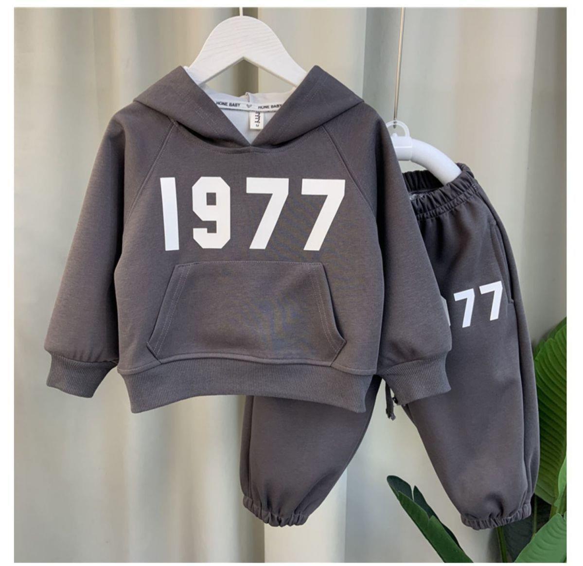 Koreanische Ausgabe für Kinder, hübsches, modisches, bequemes Kapuzenpullover-Set für Frühling und Herbst 2023, neue Mode von 1977_voghion.com