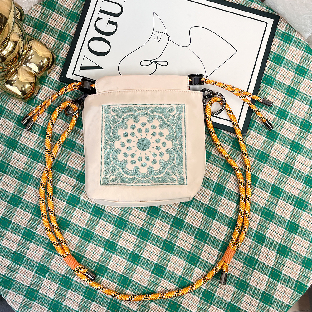 베이지 캐슈 플라워 크로스백