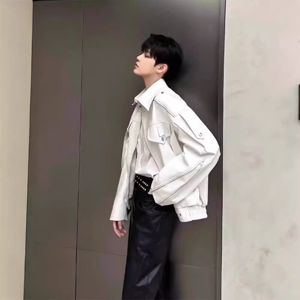 ragazzo in pelle alla moda per uomo, stile di strada europeo e americano autunnale, design di nicchia per moto J, pantaloncini di marca alla moda_voghion.com