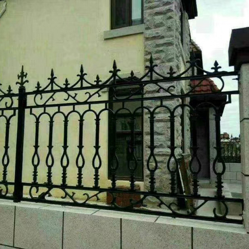 山东临朐铁艺围栏 庭院别墅铁艺防护护栏 铁艺围墙铸铁护栏定 制