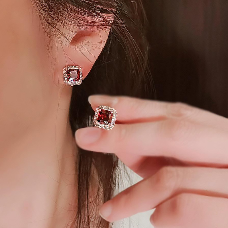 Princess bag high-end feel inlaid 1 carat square high-quality Mozambique garnet earrings plated with silver_voghion.com