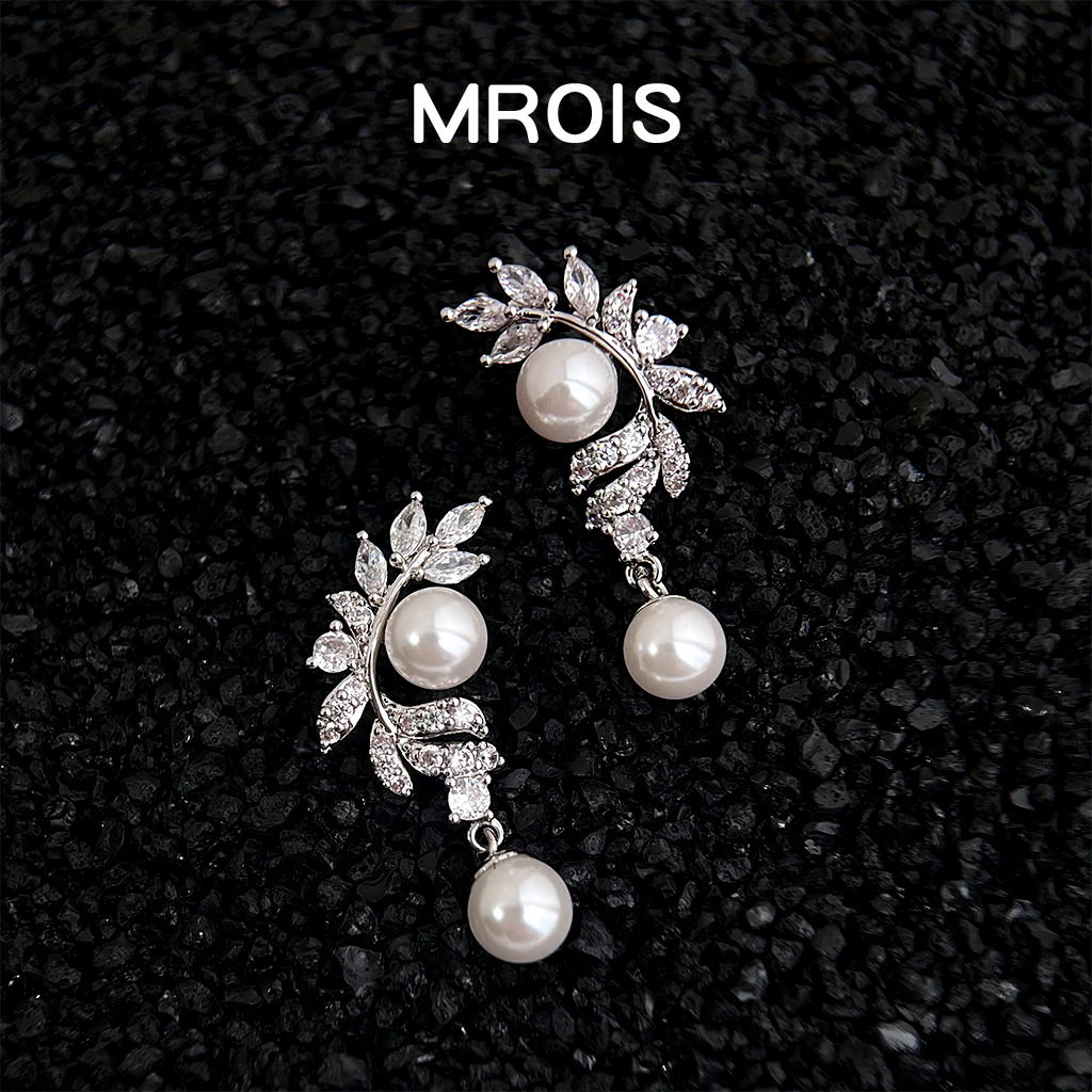 Elegant stone inlay with zircon