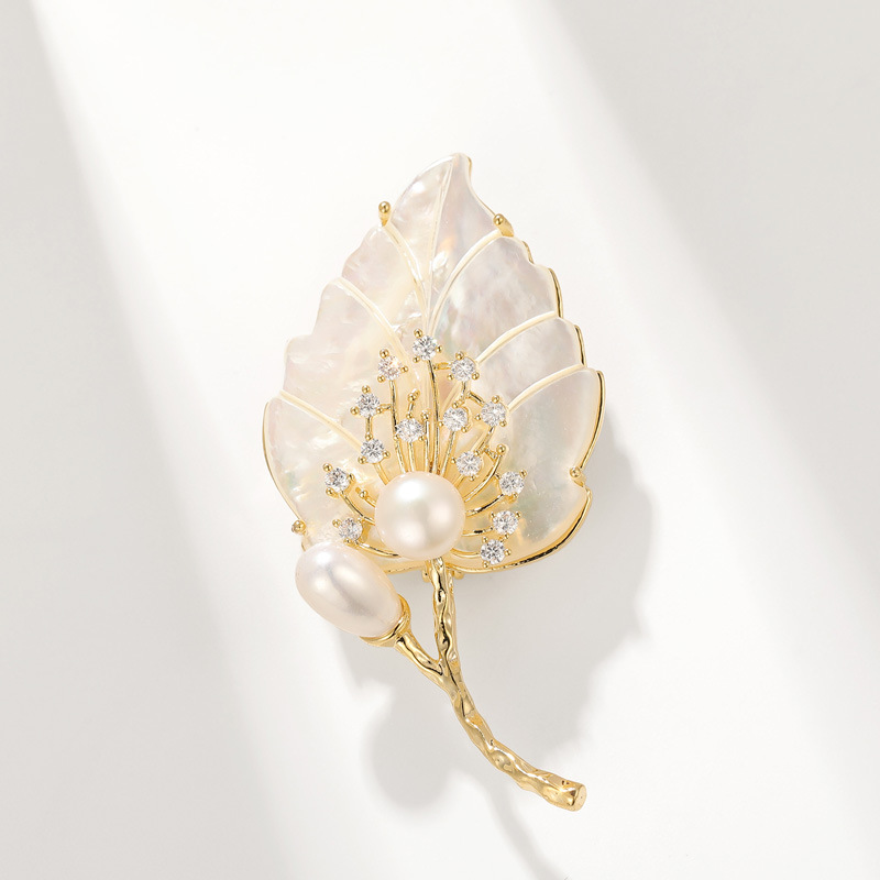 X2858-2-220 Golden white shell white freshwater pearl leaves