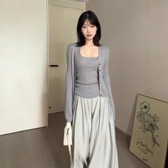 春と秋のニットカーディガンのコートの女性の長袖の薄いタイプの首のベストの紫色のデザイン感の2つのセット