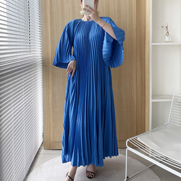 Autumn small design elegant dress with a round collar