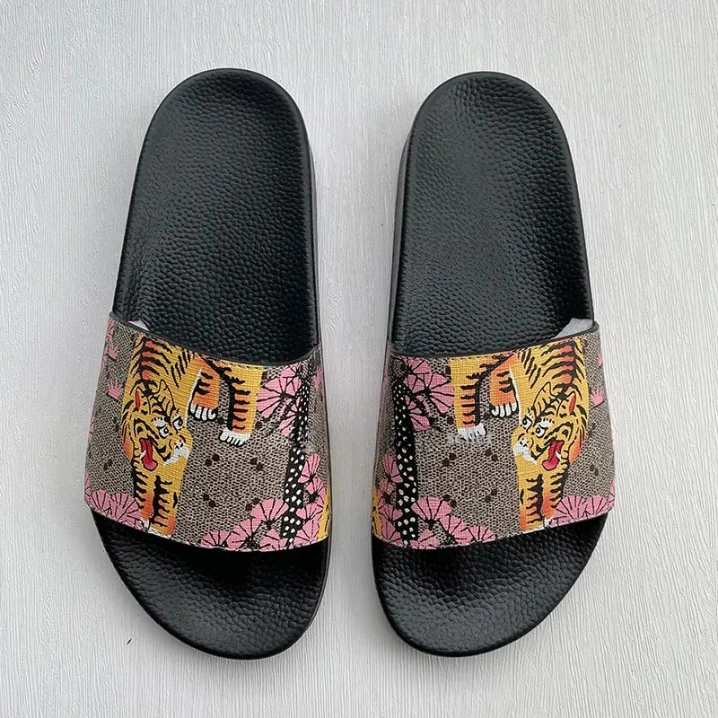 В наличии 2025 новые пляжные шлепанцы в парном стиле, модные, универсальные, молодежные, трендовые, для отеля и улицы, плоские.