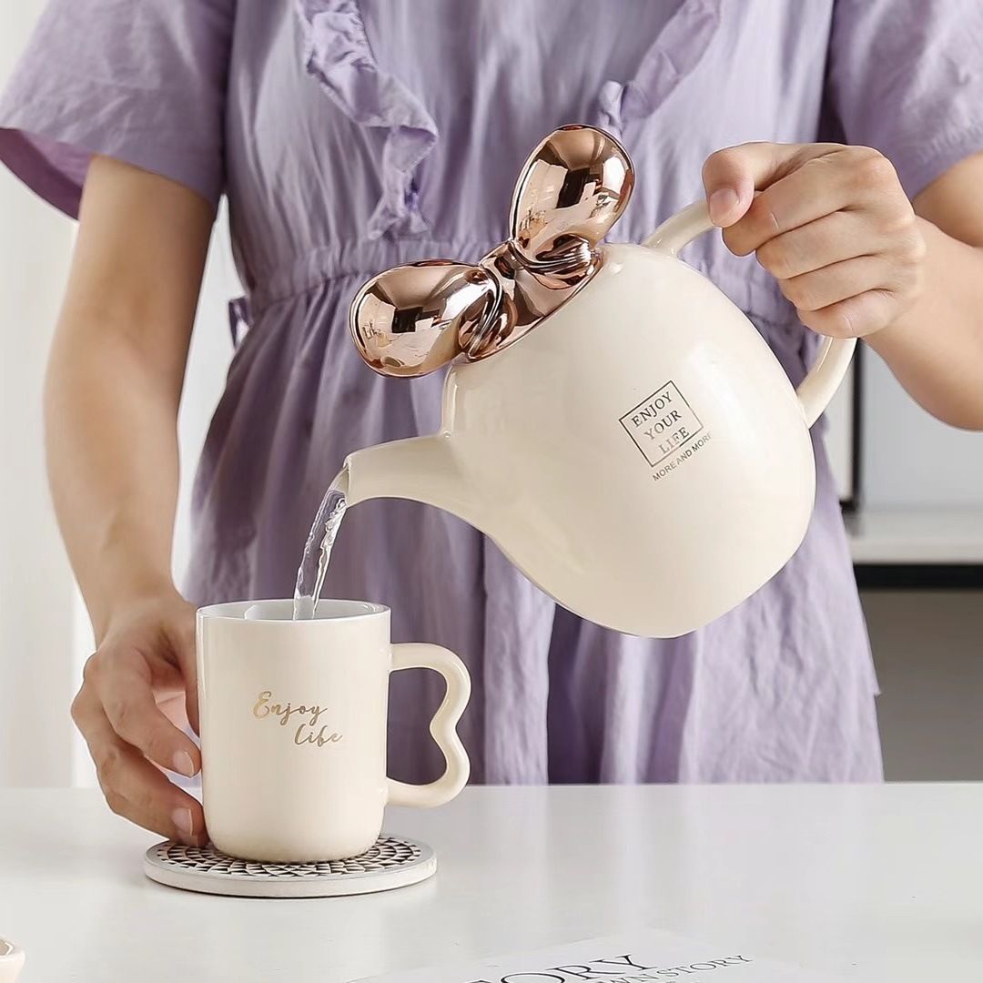 Traje de hervidor de estilo nórdico personalizado Taza de combinación de botella de agua fría de cerámica personalizada Taza de café chapada en oro con bandeja Taza