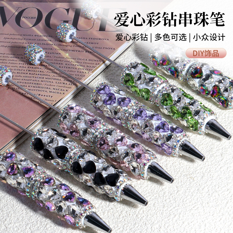 ปากกาลูกลื่นประดับพลอยเทียมรูปหัวใจรุ่นใหม่ งานแฮนด์เมด DIY ปากกาลูกลื่นหลากสี ติดแผ่นสติกเกอร์ มีความสวยงาม ประดับพลอยเต็มด้าม น่ารัก ขายส่ง