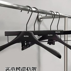 婦人服の服の店の専用の黒色の乳白の実木の漆のハンガーの滑り止めの服は服を掛けて高級な傷のズボンの挟みがありません。