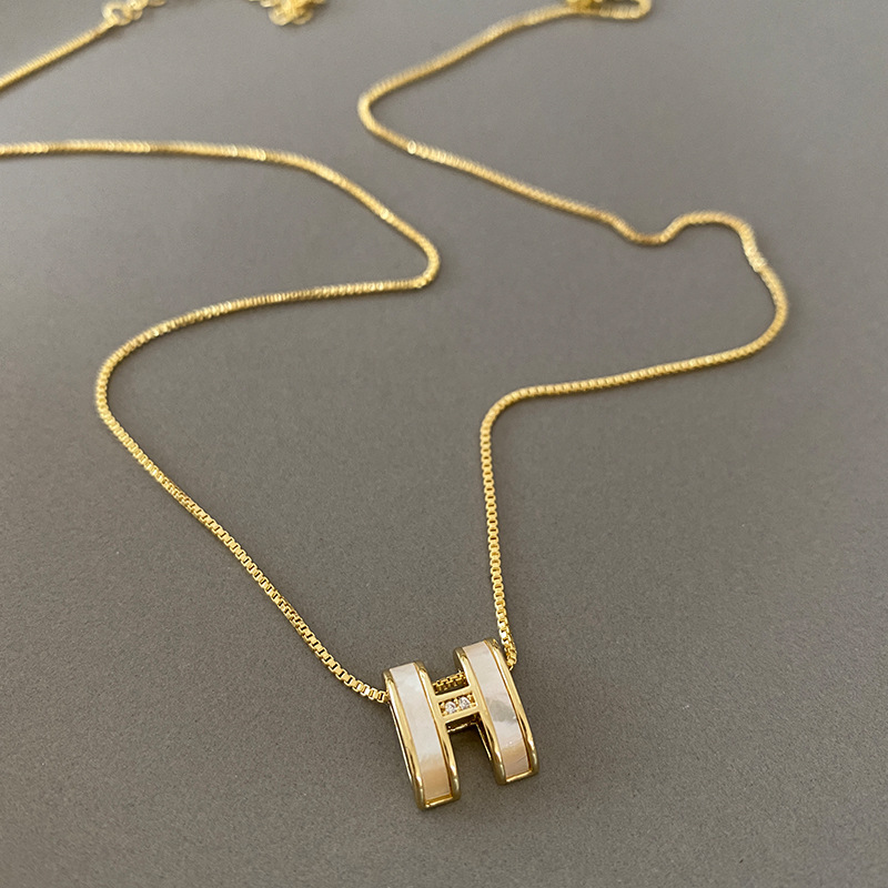 Letter H necklace zircon fritillaria pendant sweater chain 2023 net red the same light luxury senior small fragrant wind collarbone chain