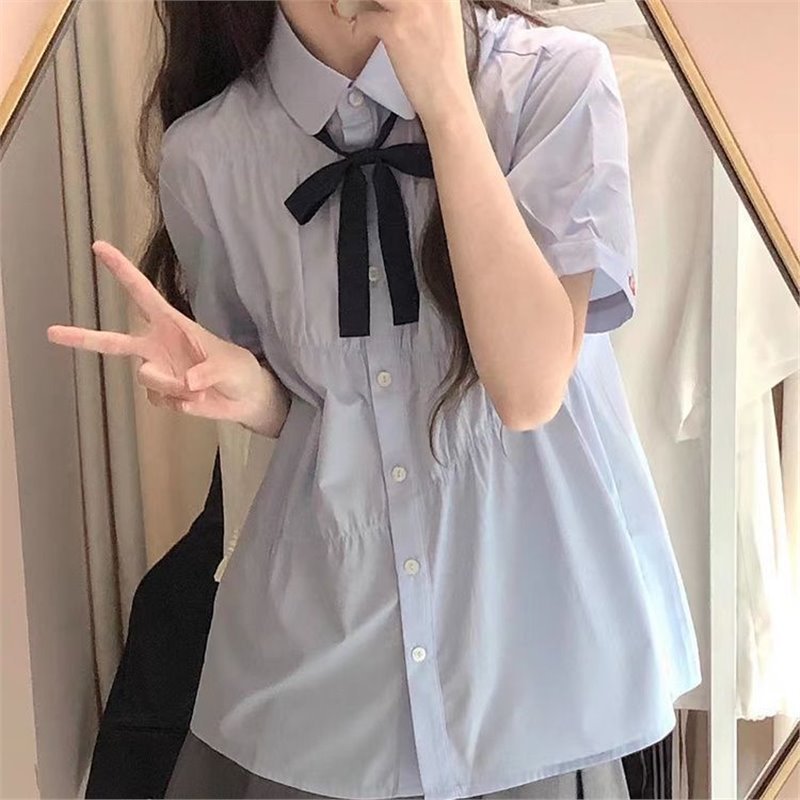 파란색 반팔 상의 + 검정색 칼라