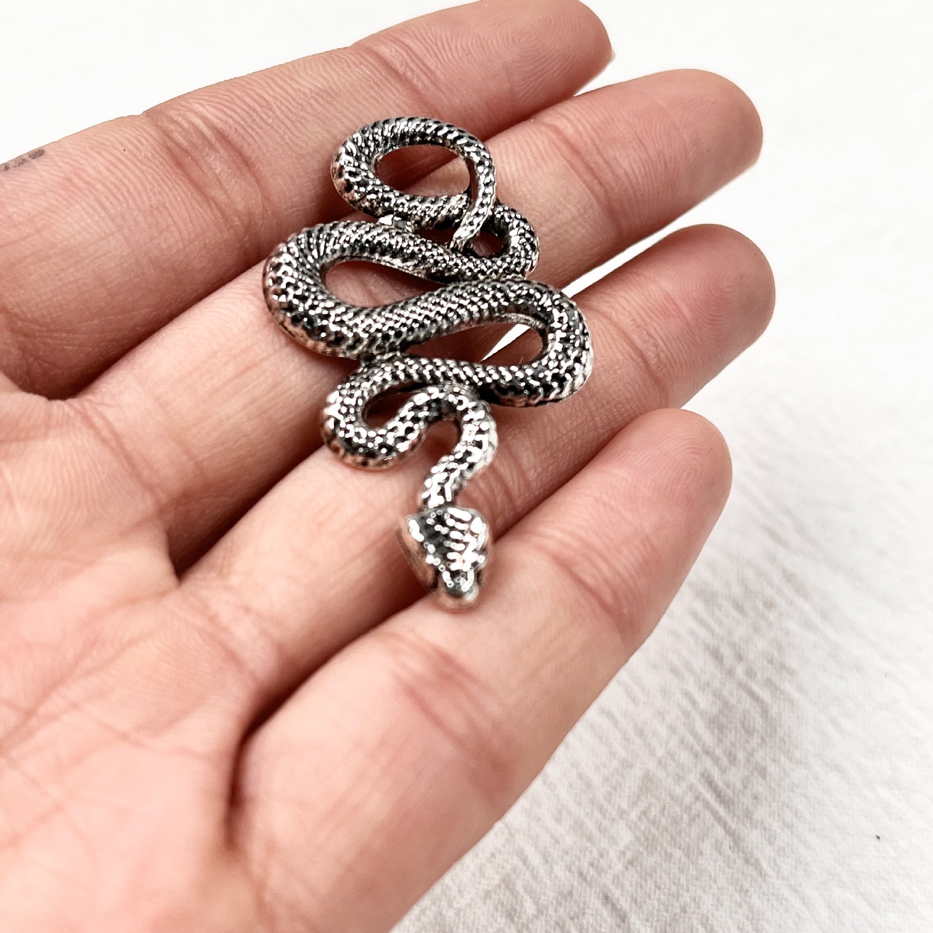 Europa y los Estados Unidos nueva aleación colorida pitón antigua plata colgante accesorios joyas colgante DIY joyas de Halloween