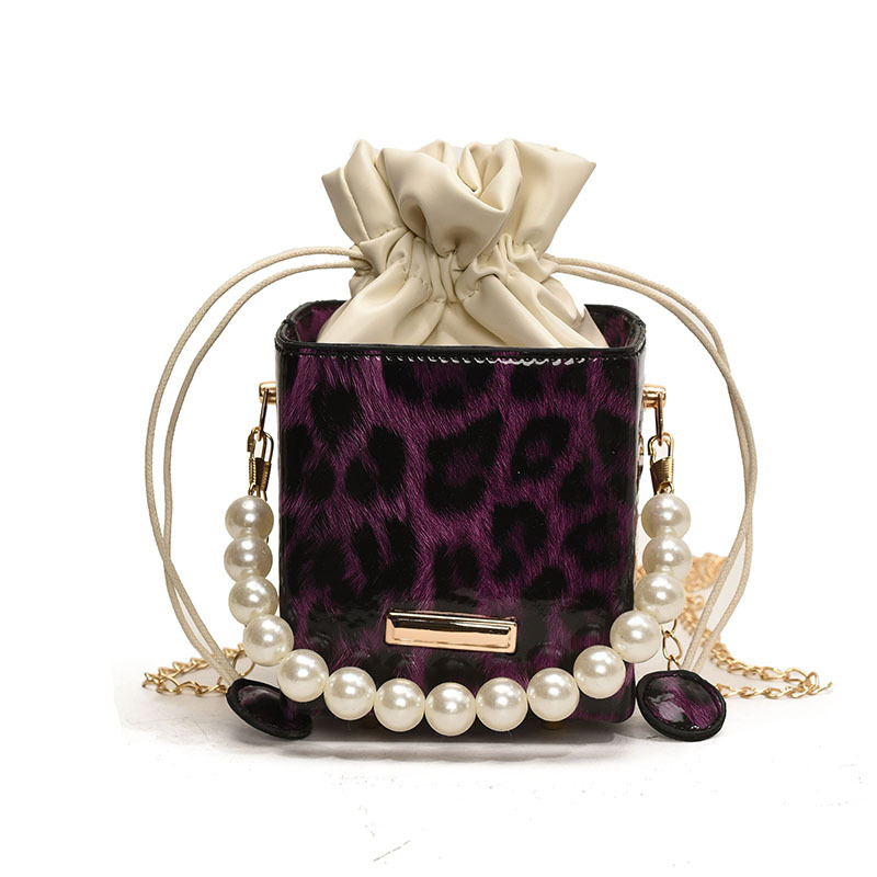 Bolso diagonal de un solo hombro coreano perla femenina 2025 nueva moda moda cadena estampado de leopardo pequeño bolso cuadrado bolso cubo bolso