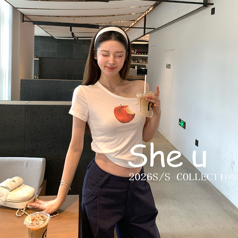 She U Korean-Style Sweet and Spicy One-Shoulder Apple Crop Top 2026 Summer New Slim-Fit Versatile Printed T-Shirt