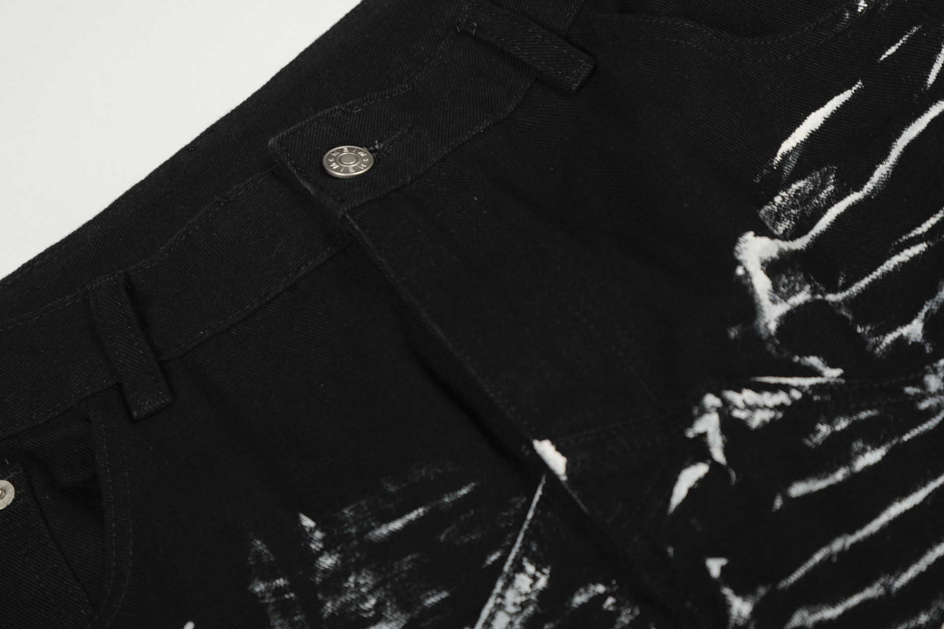 Jean en denim noir délavé, coupe ample, jambe droite, style vintage, effet peinture éclaboussée, pour homme et femme._voghion.com