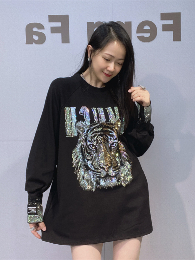 La ropa de mujer de comercio exterior de choleba es relajada y lleva camisetas. las trabajadoras pesadas de invierno usan camisas grandes de manga larga con hombros y ropa de fondo.