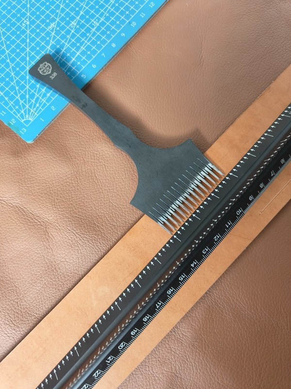 手作業の革具工具は距離尺の三稜革具の定規を切ります。|undefined