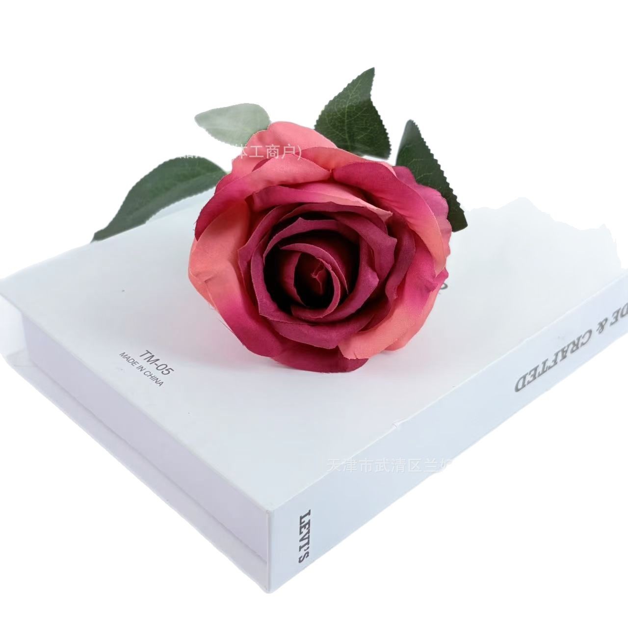 Una sola pieza de tela de seda, una pequeña rosa de crema, una rosa, una rosa, una rosa, una rosa, una rosa, una rosa, una rosa, una rosa, un arreglo floral, una boda, una pared de flores