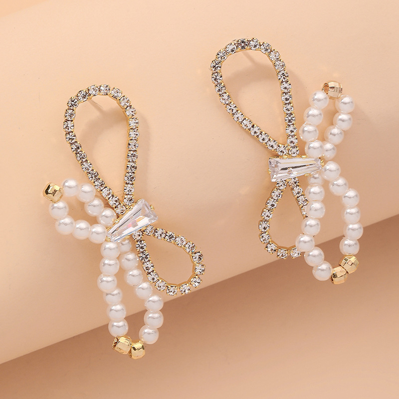 Diamond-studded Pearl Bow Retro Earrings display picture 3