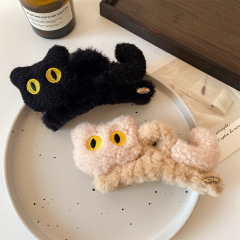 秋冬の黒い猫のぬいぐるみは秋冬のかわいい女性の大きいサイズの後頭部を挟んでサメの魚の挟みの高級感の髪飾りを出します。