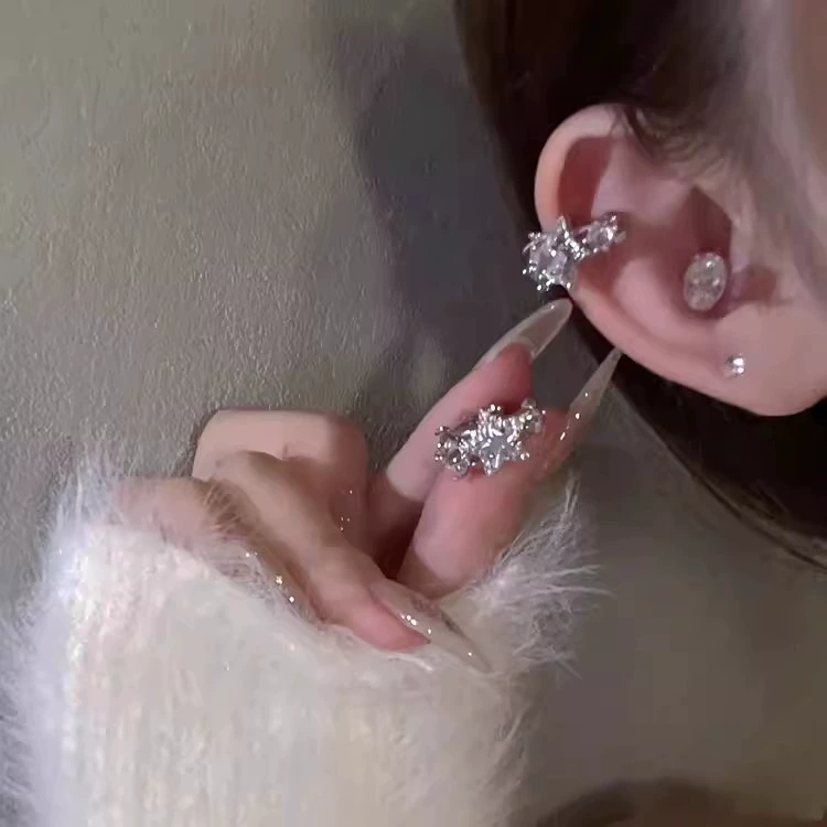 Brand universal small earrings from pearl