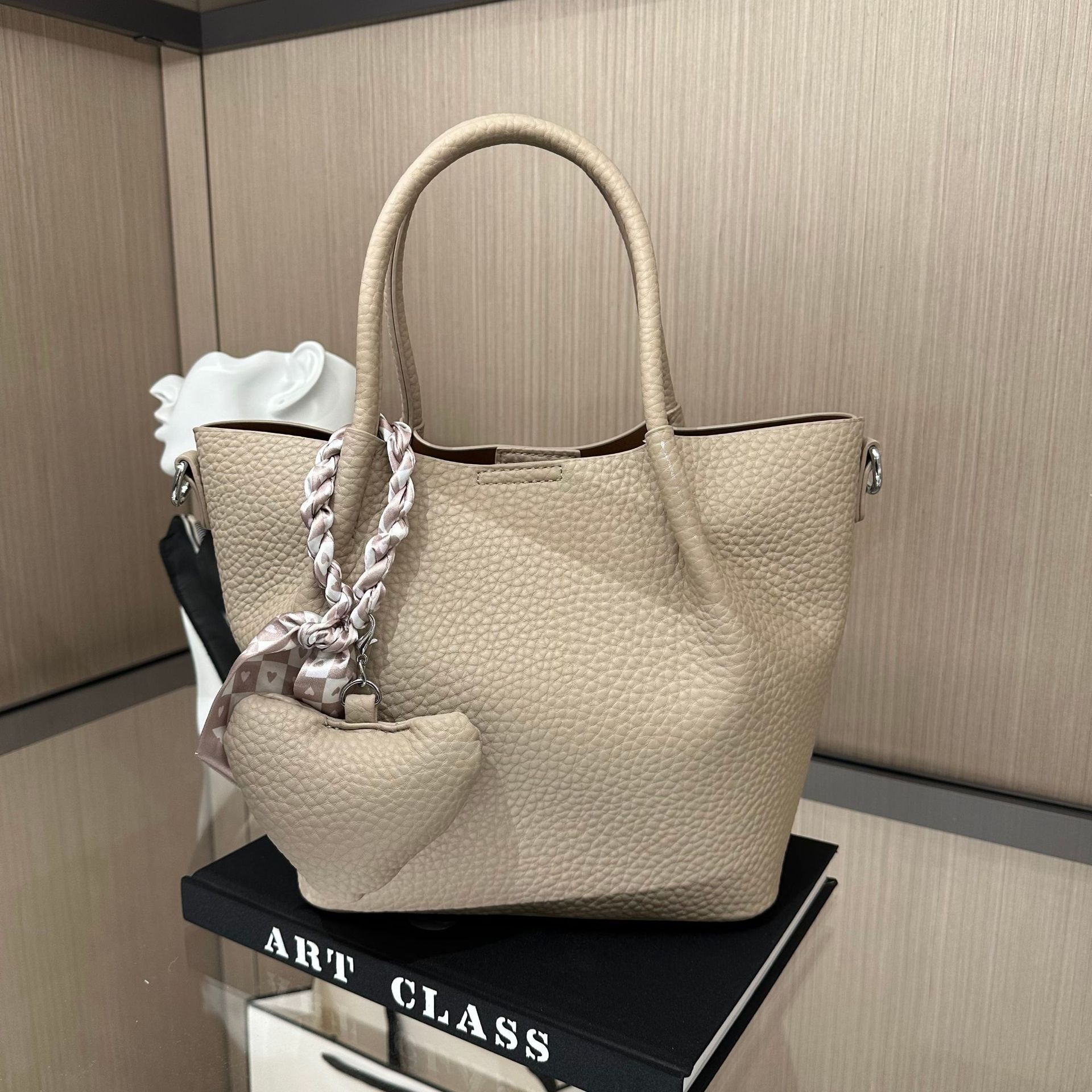 Femmes Grande Faux Cuir Couleur Unie Élégant Style Classique Fermeture Éclair Sac À Main display picture 1