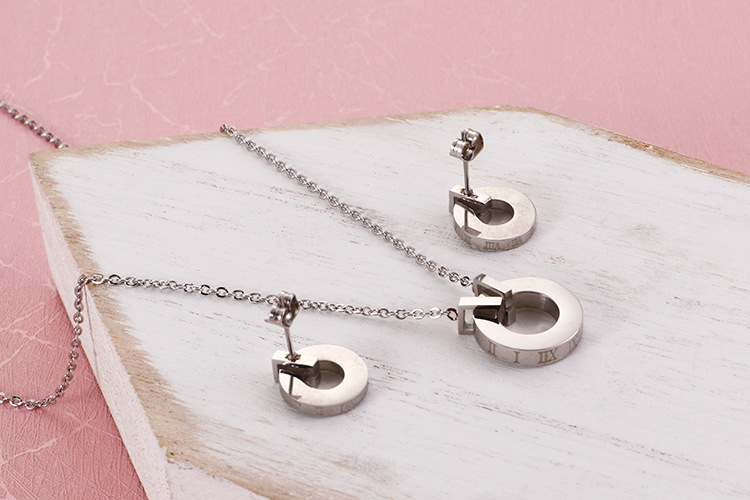 Korean Style Stylish round Rhinestone Necklace Simple Hollow Titanium Steel Clavicle Chain Roman Dig