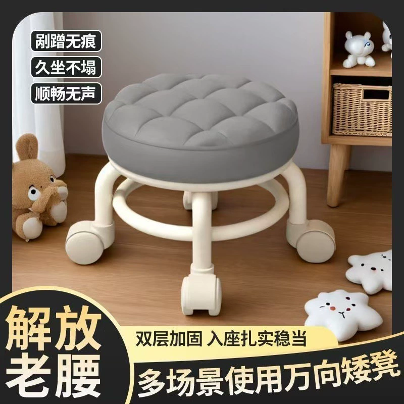 Маленькая табуретка на колесах с ребенком