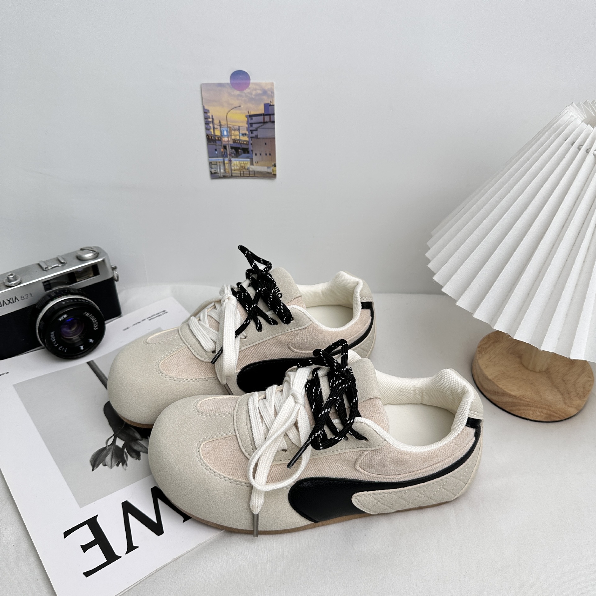 Yuanbo 2025 primavera y verano nuevos zapatos de entrenamiento de estilo de mujer zapatos de patinaje de altura baja, zapatos de lona deportivos casuales coreanos