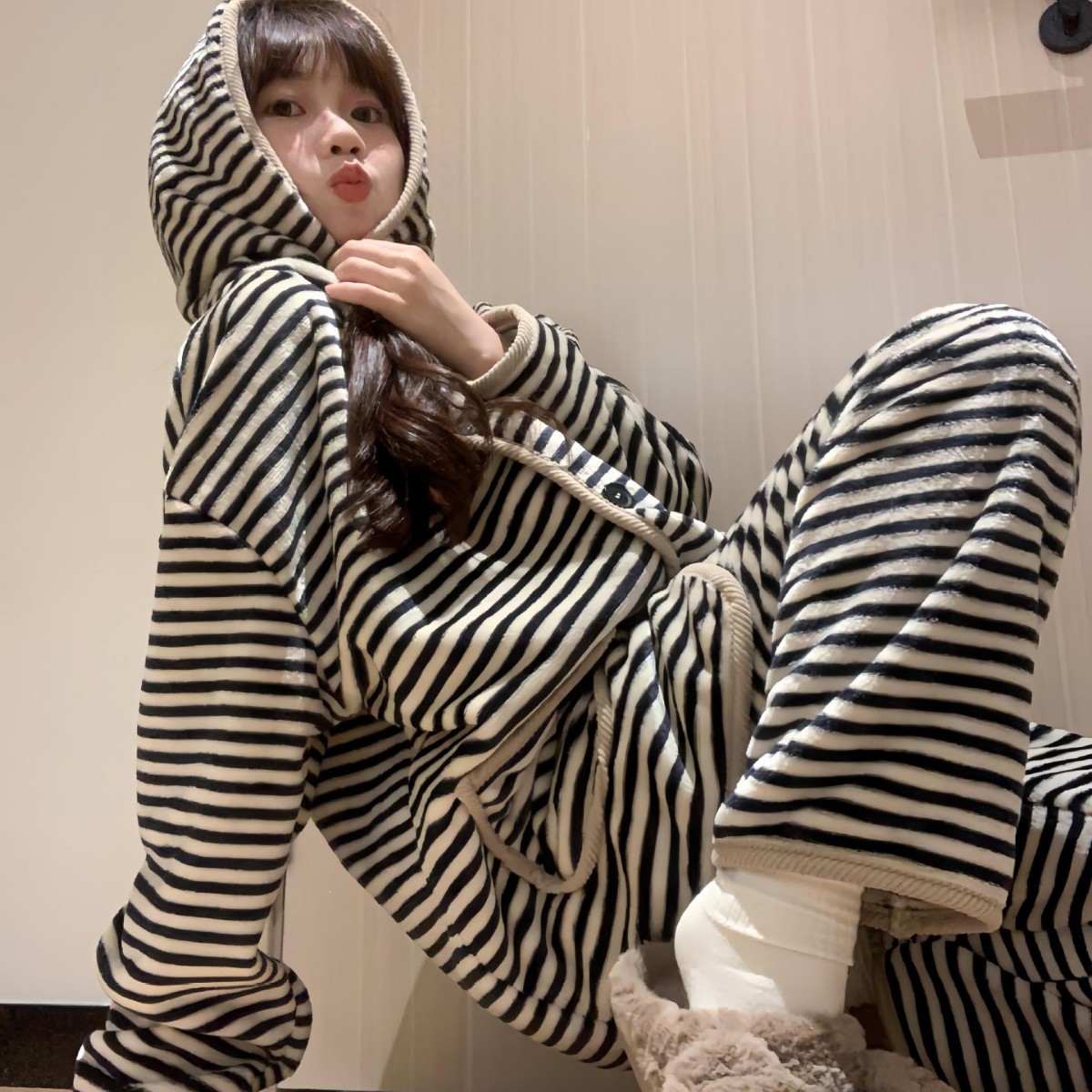 Transmisión en vivo de invierno transfronterizo cálido más pijamas engrosados de terciopelo mujeres lindo rebeca de solapa de ins servicio a domicilio de una pieza