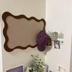 フェルトボードの壁に写真の壁を貼って、穴を開けない背景壁の展示板の寝室に残します。