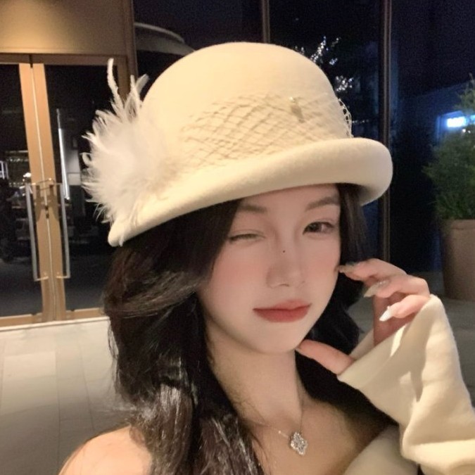 法式浪漫轻奢羽毛贝雷帽子女秋冬季澳洲羊毛盆帽名媛风气质小礼帽