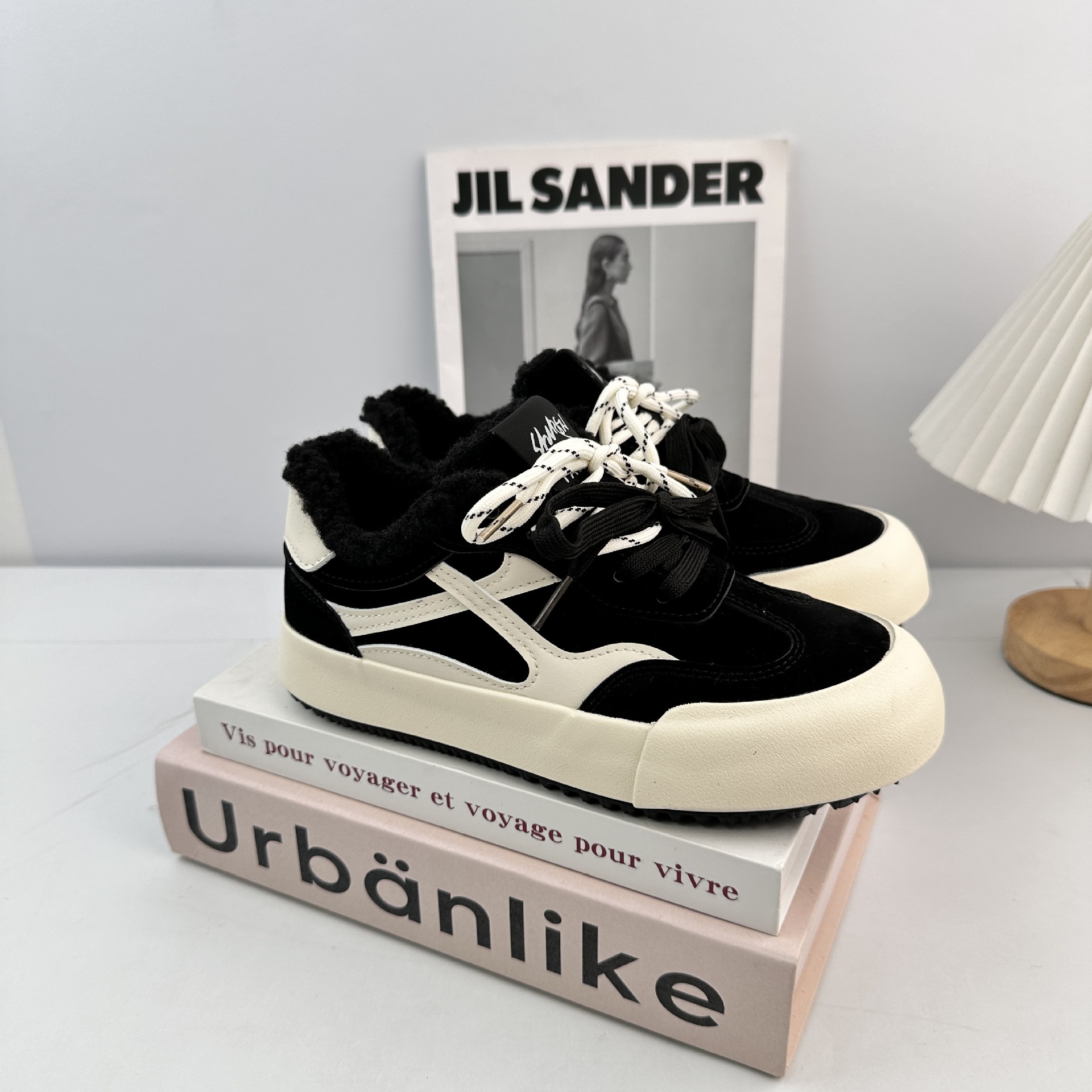 Otoño y invierno zapatos de skate casuales de terciopelo para mujeres belleza de color alemán estilo de moda doble cordón zapatos de entrenamiento alemán nicho