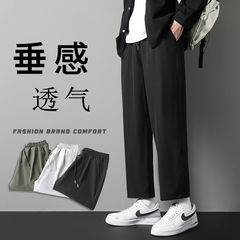 ズボンの男性のファッションはゆったりしています。