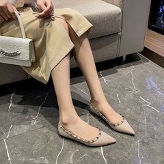 フランスの春夏の女性の気質ポインテッドトゥシューズ女性の浅い口リベットパテントレザーイブニングスタイル優しいソフトソールフラットシューズ