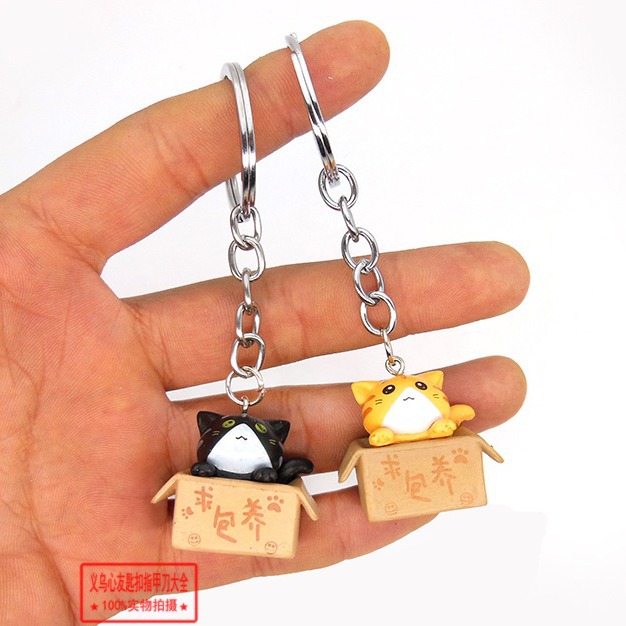 Gato de dibujos animados llavero colgante lindo gato muñeca estudiante adornos campus tienda suministro al por mayor