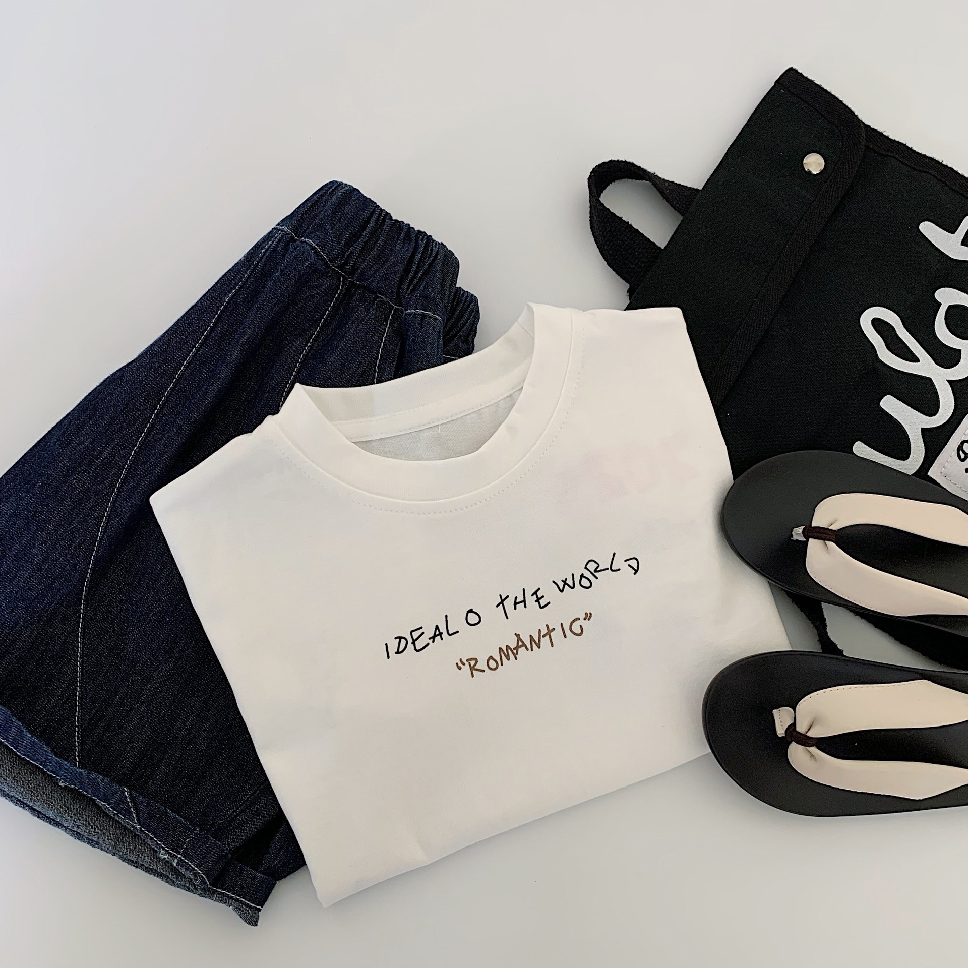 Camiseta de manga corta de verano para niños Maibao 2025 nueva versión coreana de las letras de los niños de algodón puro a verano Huzhou Zhili marea