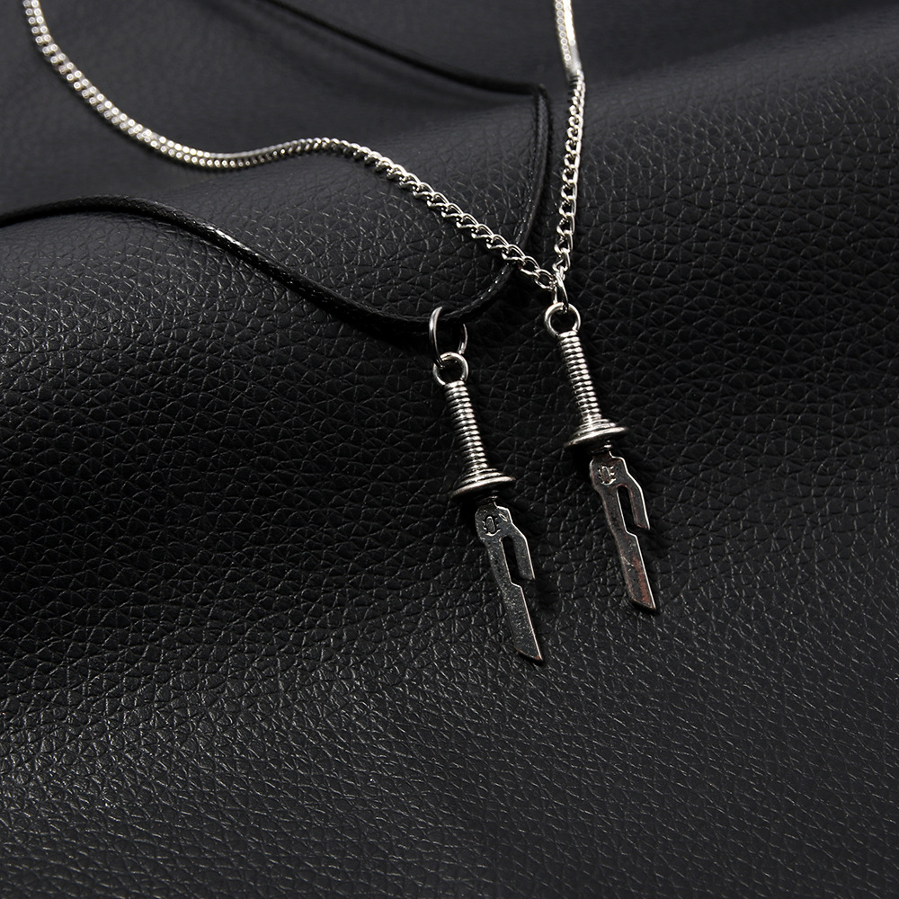 Collana uomo anime con pendente spada nera in metallo personalizzata_voghion.com