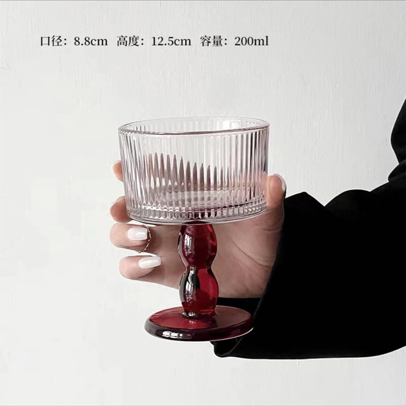 빨간 잔 줄무늬