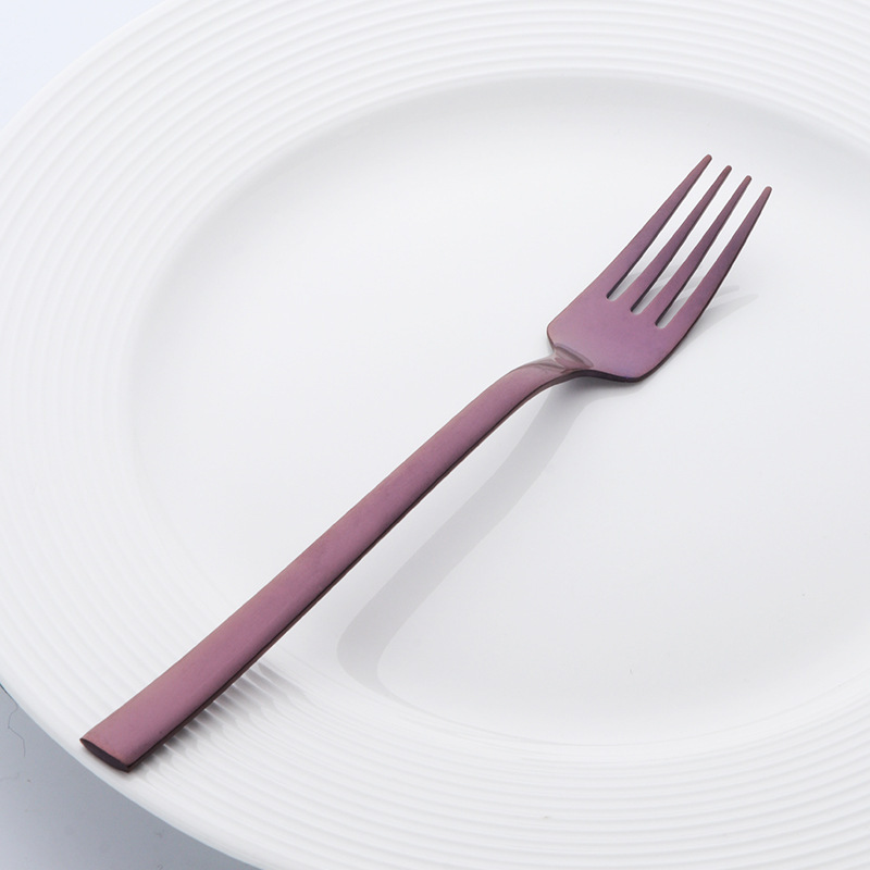 かわいい学生が食事をしているスプーンフォーク家庭用食堂の韓国式のアイデアの四角い柄304ステンレススプーンとチタンメッキのロゴ|undefined