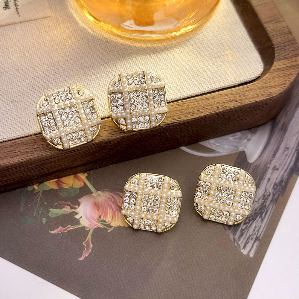 Pendientes geométricos de perlas con incrustaciones de diamantes coreanos sin orejas perforadas Pendientes de temperamento de nicho de alta gama Pendientes simples de moda de lujo ligero