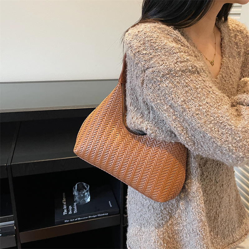Transfronterizos lujosos tejidos bolsas de brazo para mujeres 2025 otoño y invierno retro bolsas de mano versátiles estilo extranjero mochila de viaje