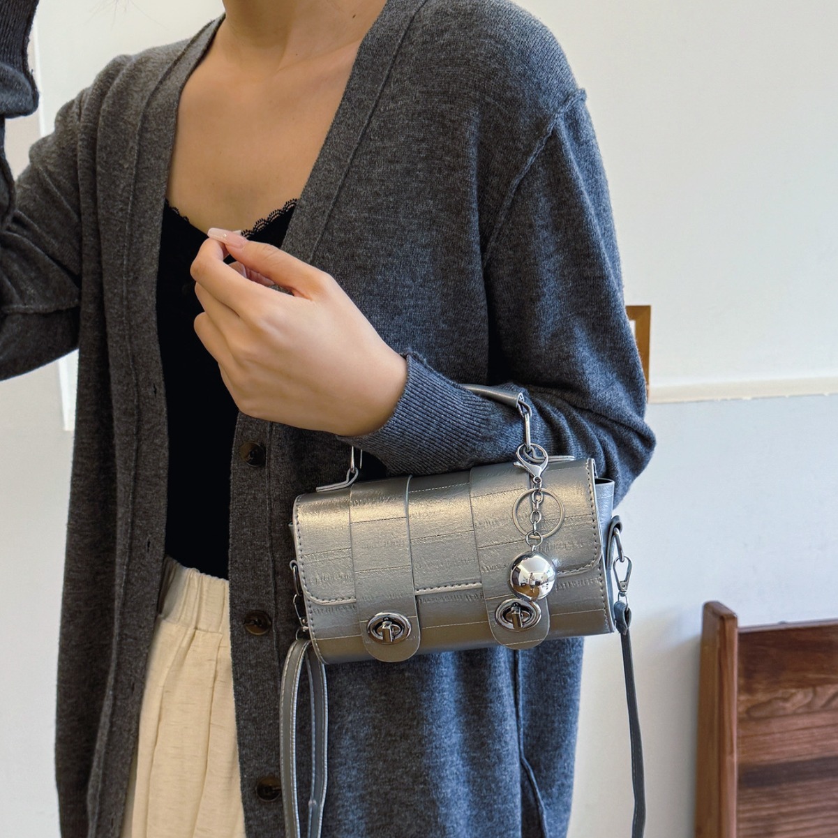 Bolsa de mujer 2024 nuevo verano alto sentido plata portátil nicho de mujer explosión con falda bolso de mochila