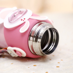 軟萌卡通恐龍可愛吸管保溫杯 兒童便攜高顏值背帶水水壺廠家批發